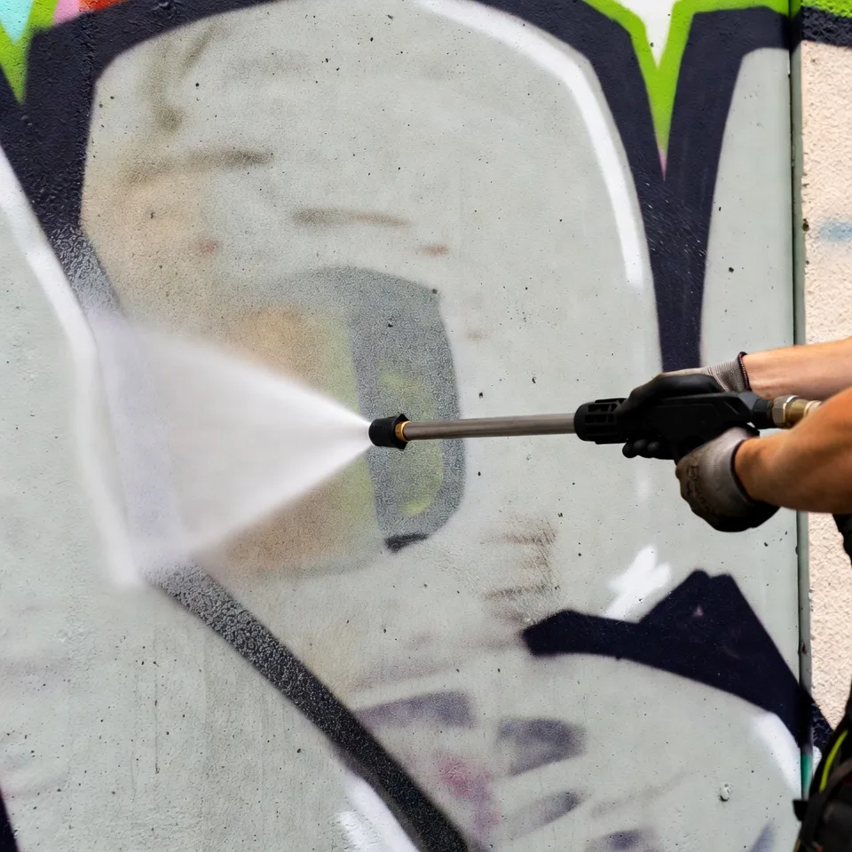 Professionelle Graffiti-Entfernung an Klinkerfassade in Augsburg-Lechhausen