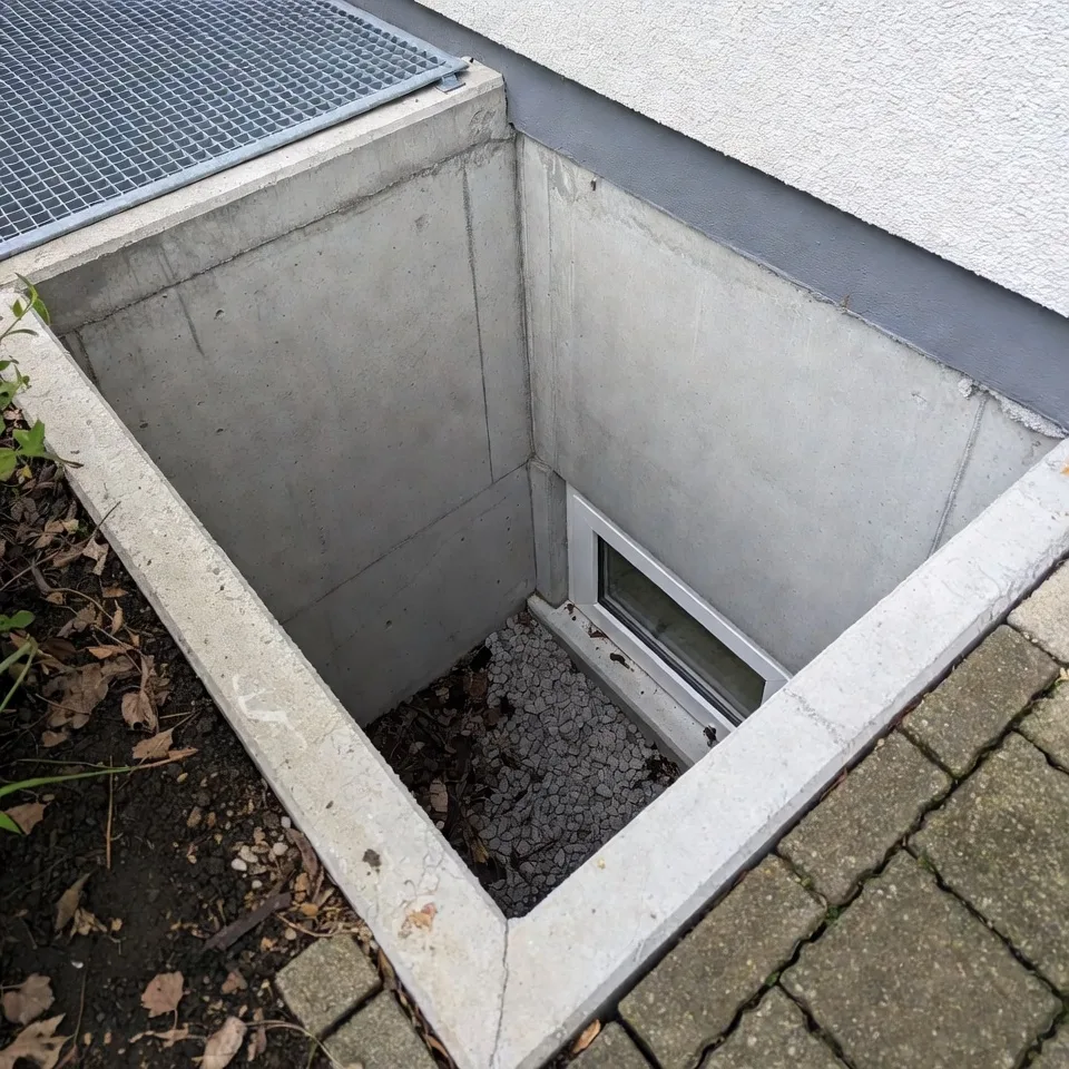 Reinigung eines Kellerlichtschachts in Augsburger Altbau
